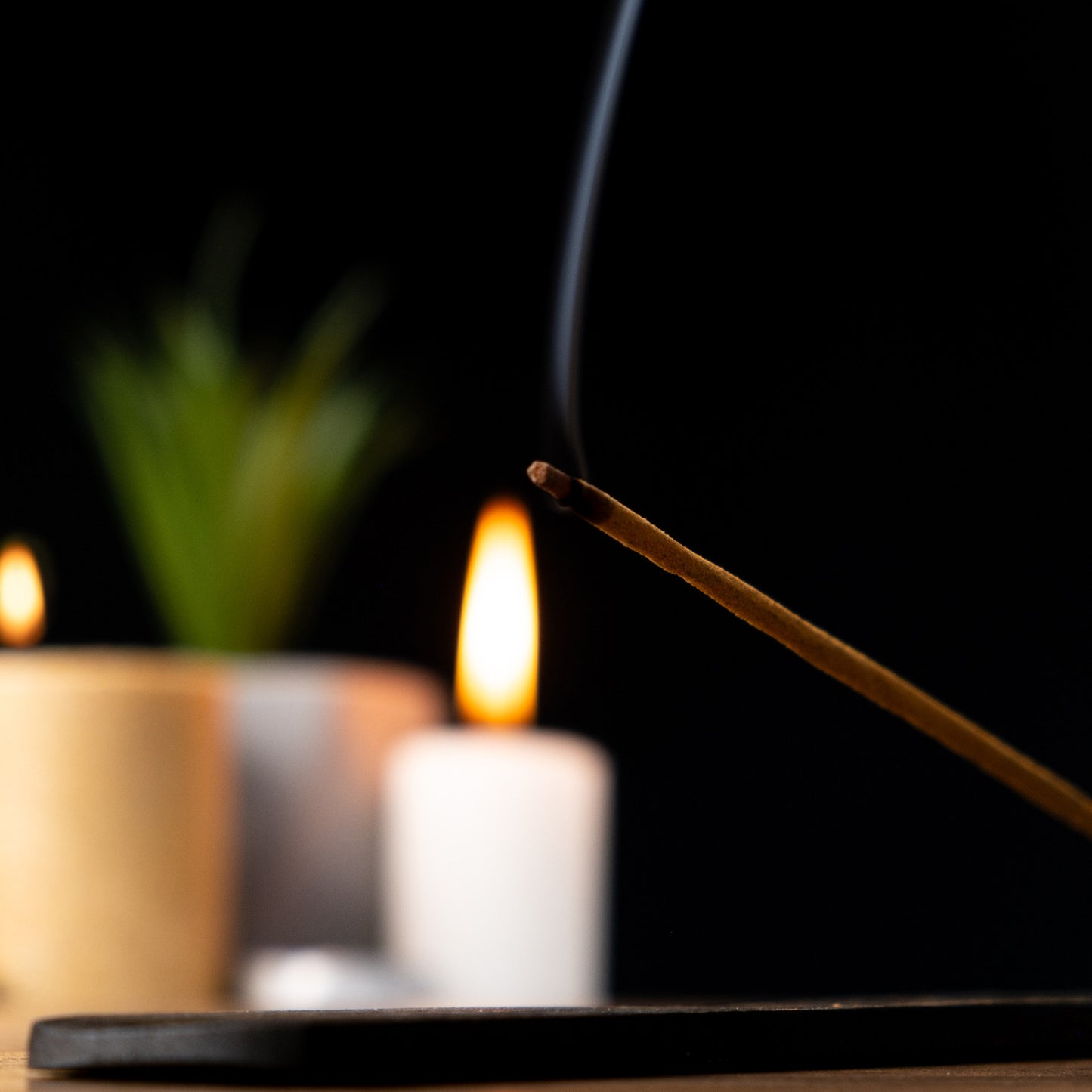 Incenso al Profumo di Sandalo: Eleganza e Armonia per la Tua Casa